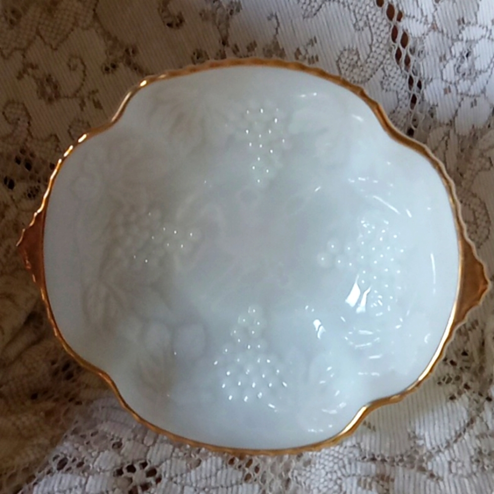 Vintage ruffled gold edging milk glass fruit bowl with grapes and vines